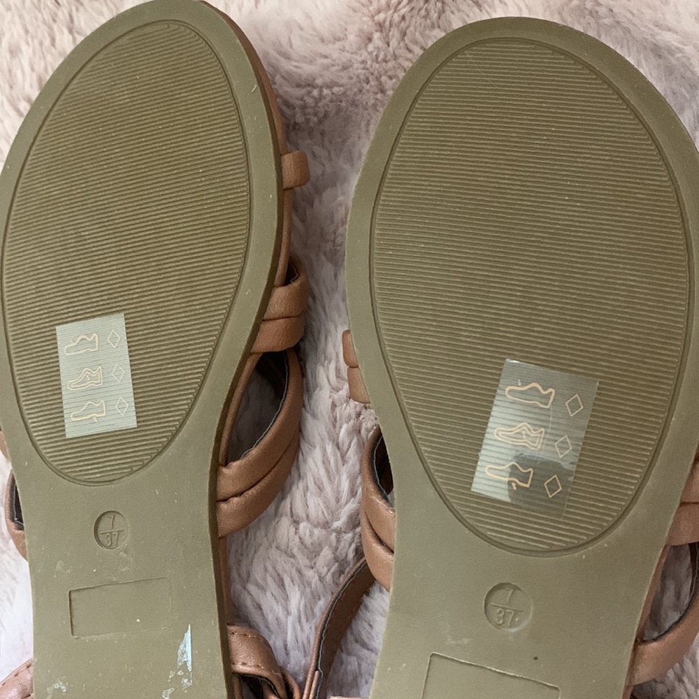 NIB Le Château Sandals Brown Tan - Picture 2 of 6